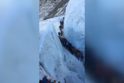 فیلم | صف وحشتناک عبور از پیشانی آبشار یخی اورست در ارتفاع ۶۰۰۰ متری