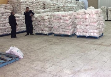 اعتراف عامل توزیع برنج‌های تقلبی در یک  فروشگاه زنجیره‌ای