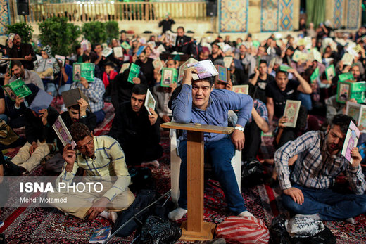 مراسم احیای شب بیست و یکم ماه رمضان در امامزاده حسین (ع) قزوین