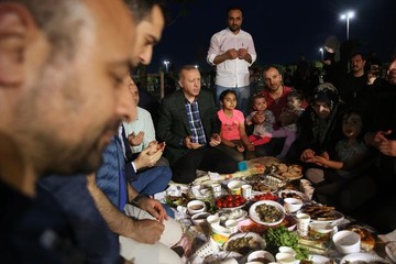 افطار کردن رجب طیب اردوغان، رئیس جمهور ترکیه، در کوچه‌های استانبول