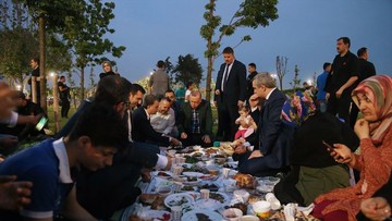 افطار کردن رجب طیب اردوغان، رئیس جمهور ترکیه، در کوچه‌های استانبول