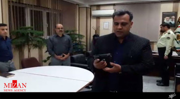 واکنش یک وکیل دادگستری به نمایش اسلحه نجفی توسط خبرنگار/ عکس