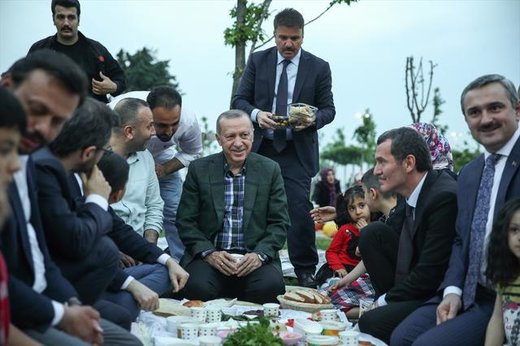 افطار کردن رجب طیب اردوغان، رئیس جمهور ترکیه، در کوچه‌های استانبول