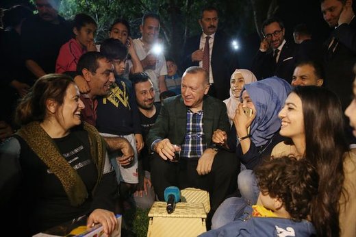 افطار کردن رجب طیب اردوغان، رئیس جمهور ترکیه، در کوچه‌های استانبول