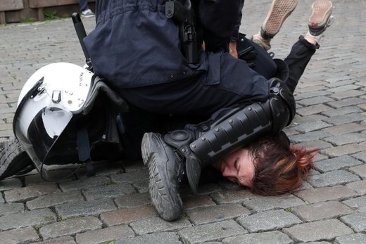 بازداشت جلیقه زردهای معترض توسط  پلیس  در روز برگزاری انتخابات پارلمانی اروپا در شهر بروکسل بلژیک
