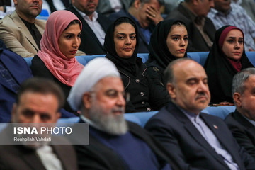 دیدار صمیمی رئیس‌جمهور با ورزشکاران و قهرمانان ملی