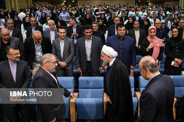 دیدار صمیمی رئیس‌جمهور با ورزشکاران و قهرمانان ملی