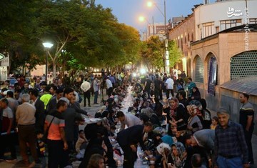 سفره افطار در بازار تهران