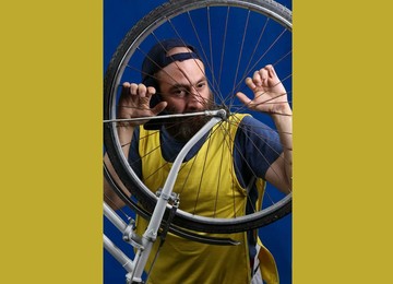 «مرگ خنده‌دار یک دوچرخه‌سوار استقامت» روی صحنه