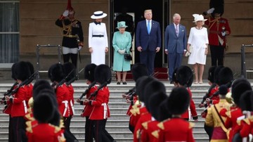 نحوه دست دادن ترامپ با ملکه جنجالی شد!/ عکس