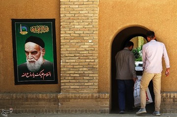 این بنای تاریخی که حدود 2500 متر مربع مساحت دارد و شامل 5 بخش حیاط اندرونی، حیاط بیرونی، حیاط دارای شبستان، حیاط موروثی امام(ره) و واحدهای ارتباطی و خدمات است در سال 75 به ثبت آثار ملی ایران رسید