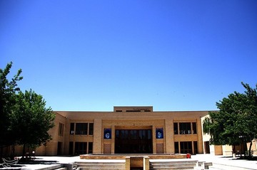 امام(ره) در همین خانه متولد شدند و در سن 19 سالگی آن را برای ادامه تحصیل ترک کرده و به اراک و سپس به قم عزیمت کردند، اما رفت و آمد آنحضرت به خانه پدری خود در خمین همچنان وجود داشت