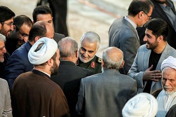 عکسی از سردار سلیمانی در مرقد امام راحل
