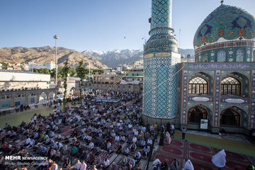 اقامه نماز عید فطر در امامزاده صالح(ع)