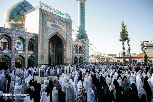اقامه نماز عید فطر در امامزاده صالح(ع)