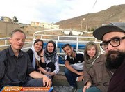 عکس | توریست‌های زن اروپایی سوار بر نیسان در حوالی شیراز!