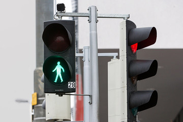 تولید چراغ راهنمایی هوشمند برای تشخیص حرکات عابران پیاده
