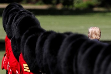 دونالد ترامپ رئیس‌جمهور آمریکا در مراسم استقبال در کاخ باکینگهام لندن