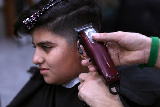 آماده شدن یک پسر نوجوان برای جشن عید فطر در شهر کربلا عراق