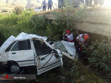 سقوط پراید به داخل رودخانه در جاده بروجرد - بیرانشهر