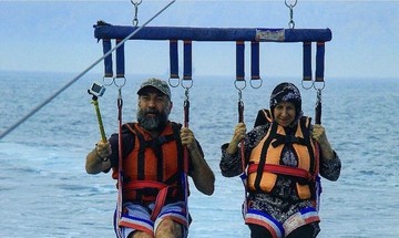 تصاویر | سفر هیجان‌انگیز علی انصاریان و مادرش 