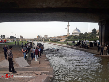 سقوط خودروی سواری در کانال آب شهر قم