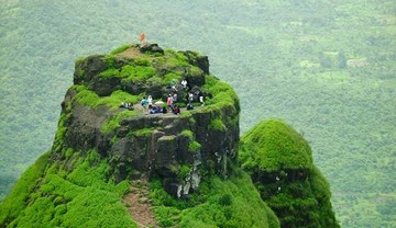 تصاویر | صعود به بهشت به افتخار ملکه کالاوانتین؛ سفر به قلعه ترسناک پرابالگاد