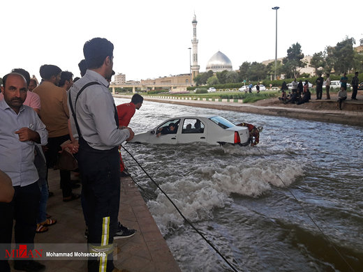 سقوط خودروی سواری در کانال آب شهر قم