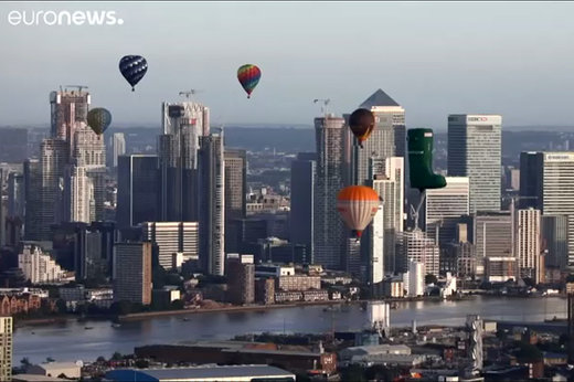 فیلم | پرواز ٤٦ بالن‌ در آسمان لندن