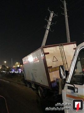 تصادف کامیونت با تیر چراغ برق در بزرگراه فتح