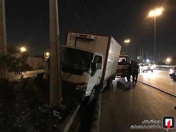 تصادف کامیونت با تیر چراغ برق در بزرگراه فتح