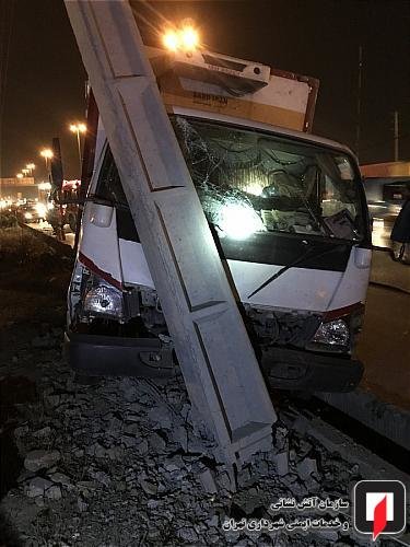 تصادف کامیونت با تیر چراغ برق در بزرگراه فتح