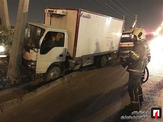 تصادف کامیونت با تیر چراغ برق در بزرگراه فتح
