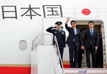 نظر شما درباره این عکس چیست؟/ سفر نخست وزیر ژاپن به تهران