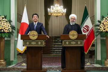 روحانی: ایران آغازگر جنگ با آمریکا نخواهد بود/ آبه: باید جلوی درگیری نظامی را گرفت
