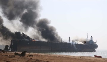 بالصور.. تفاصيل إنقاذ طاقم الناقلتين المحترقتين في بحر عمان