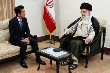تصویری از دیدار نخست‌وزیر ژاپن با رهبر معظم انقلاب
