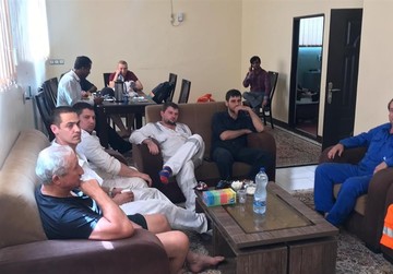 تصاویر | خدمه نفتکش سانحه‌دیده در دریای عمان در بندر جاسک