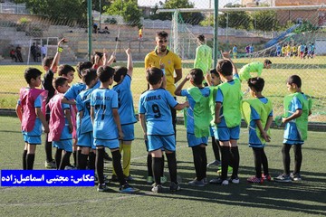 خداحافظی بازیکن جدید سپاهان با شاگردان آکادمی‌اش در ارومیه