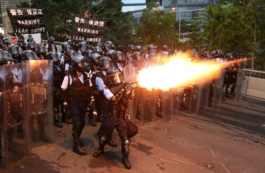 ­پلیس هنگ‌کنگ از گاز اشک‌‌آور‏، اسپری فلفل و باتوم برای به عقب راندن تظاهرکنندگان در تظاهرات بر ضد لایحه استرداد مجرمان به چین استفاده کرد