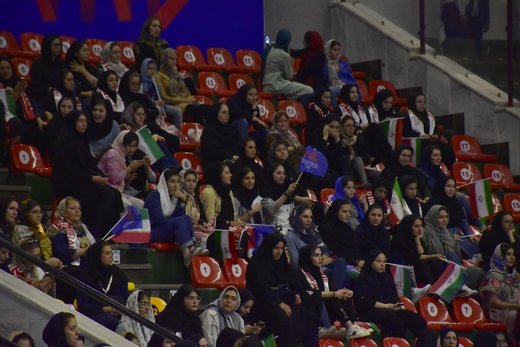 بانوان ارومیهای تماشاگر دیدار لیگ ملتهای والیبال/ عکس بانوان ارومیهای تماشاگر دیدار لیگ ملتهای والیبال/ عکس