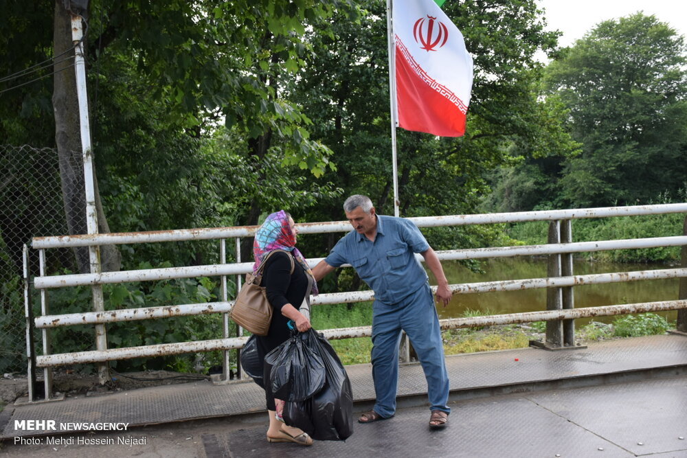 خبرآنلاین - تصاویر | شلوغی کم‌سابقه مرز آستارا به‌خاطر خرید اتباع آذری از  بازار آستارای ایران