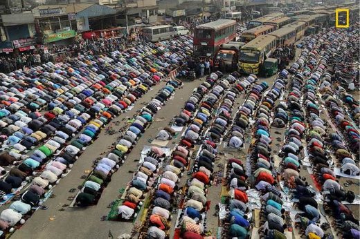 نماز خواندن مردم در خیابانی در شهر داکا بنگلادش، برنده سوم مسابقه عکاسی نشنال جئوگرافیک ۲۰۱۹ در بخش شهرها