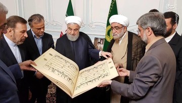 هدیه تولیت آستان قدس به رئیس‌جمهور