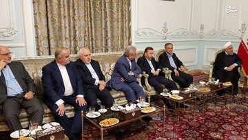 هدیه تولیت آستان قدس به رئیس‌جمهور