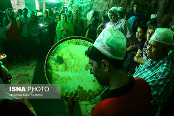 گردهمایی زرتشتیان در زیارتگاه پیرسبز