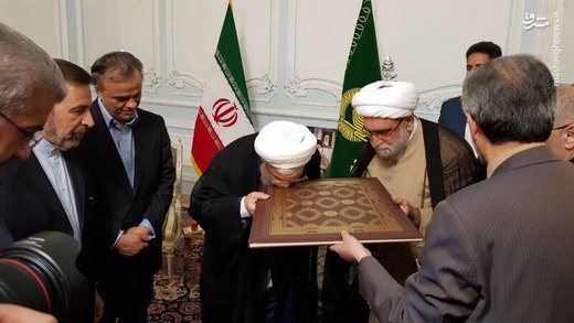 هدیه تولیت آستان قدس به رئیس‌جمهور