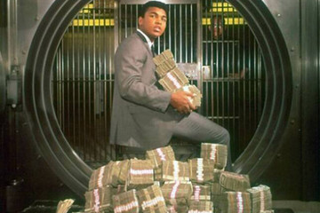 عکس | کوهی از اسکناس جایزه محمدعلی کلی پس از قهرمانی