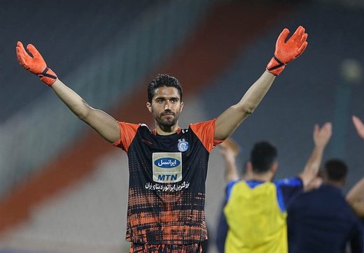 هدیه حسینی به هوادار معلول استقلال / عکس