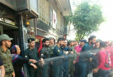 واکنش جواد رضویان به خانمی که با شلنگ آب هواداران پرسپولیس را متفرق کرد!

